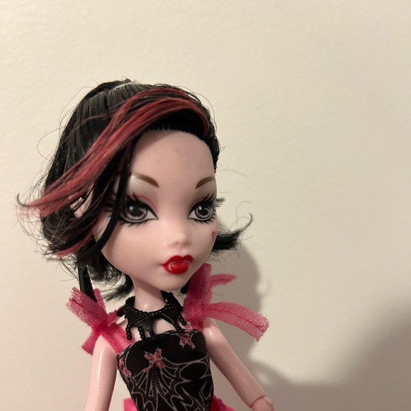 Monster High Doll Draculaura (G1) Fright, Camera, Action!: Black Carpet - Picture 6 of 6